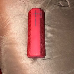 UE boom 2 Speaker with Charging Cable